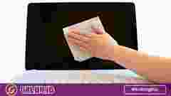 membersihkan layar laptop