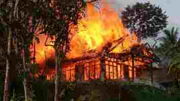 Beberapa Rumah di Kampung Adat Kuta Ciamis Ludes Terbakar