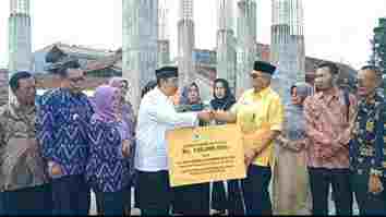 Tunaikan Janji, Agun Gunandjar Beri Sumbangan untuk Pembangunan Masjid Agung Banjarsari Ciamis