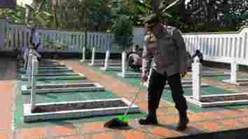 Polres Tasikmalaya Bersihkan Taman Makam Pahlawan K.H. Zainal Musthafa
