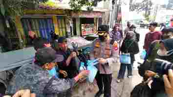 Penarik Becak dan Ojek di Tasikmalaya Dapat Bantuan Sembako dari Polisi