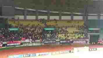 Oknum Suporter Saling Serang Saat Pertandingan PSIM Yogyakarta Kontra FC Bekasi