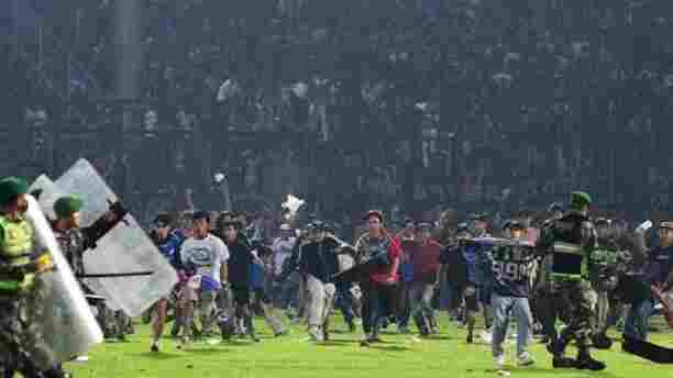 Kericuhan Di Stadion Kanjuruhan Malang Orang Meninggal Dunia