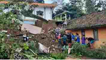Longsor di Desa Nasol Ciamis Menutup Jalan dan Rumah Warga