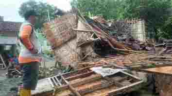 Siaga bencana (Sigab) Persis (Persatuan Islam) Korda Ciamis Jawa Barat melakukan evakuasi rumah ambruk dan pohon tumbang di Banjarnyar