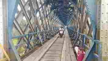 Jembatan Cirahong Tidak Ditutup, Pengendara Motor Dibuat Bingung