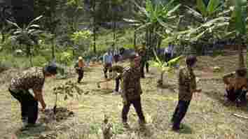 Lestarikan Lingkungan, IPKINDO Tanam Pohon Buah di Lapas Banjar