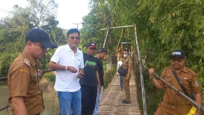 Bupati Ciamis Tinjau Jembatan Ampera di Banjaranyar, Janjikan Segera Dibangun