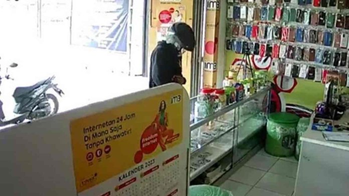 Pria di Tasikmalaya Onani Depan Konter HP, Aksinya Terekam CCTV