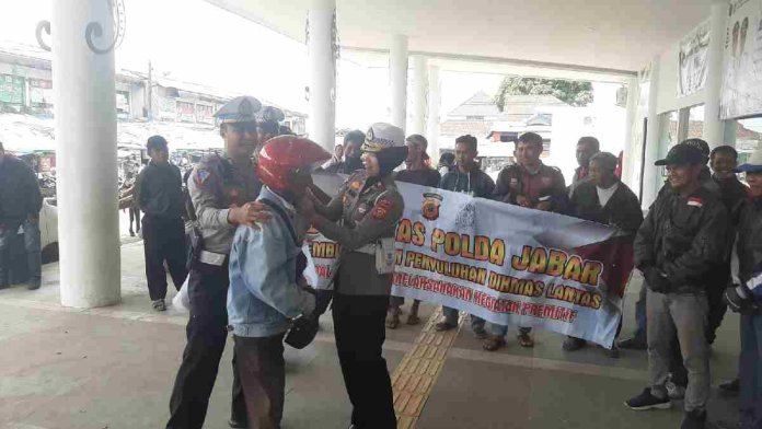 Dikmas Lantas, Polisi Bagikan Helm ke Sopir Angkot dan Ojek di Tasikmalaya