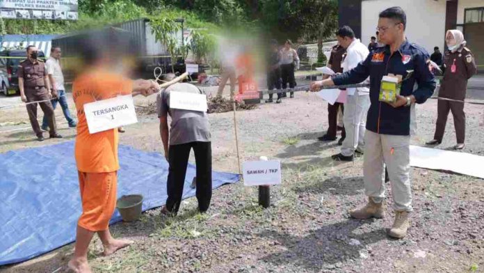 Rekonstruksi Kasus Pembunuhan Antar Saudara di Banjar, Pelaku Lakukan 36 Adegan